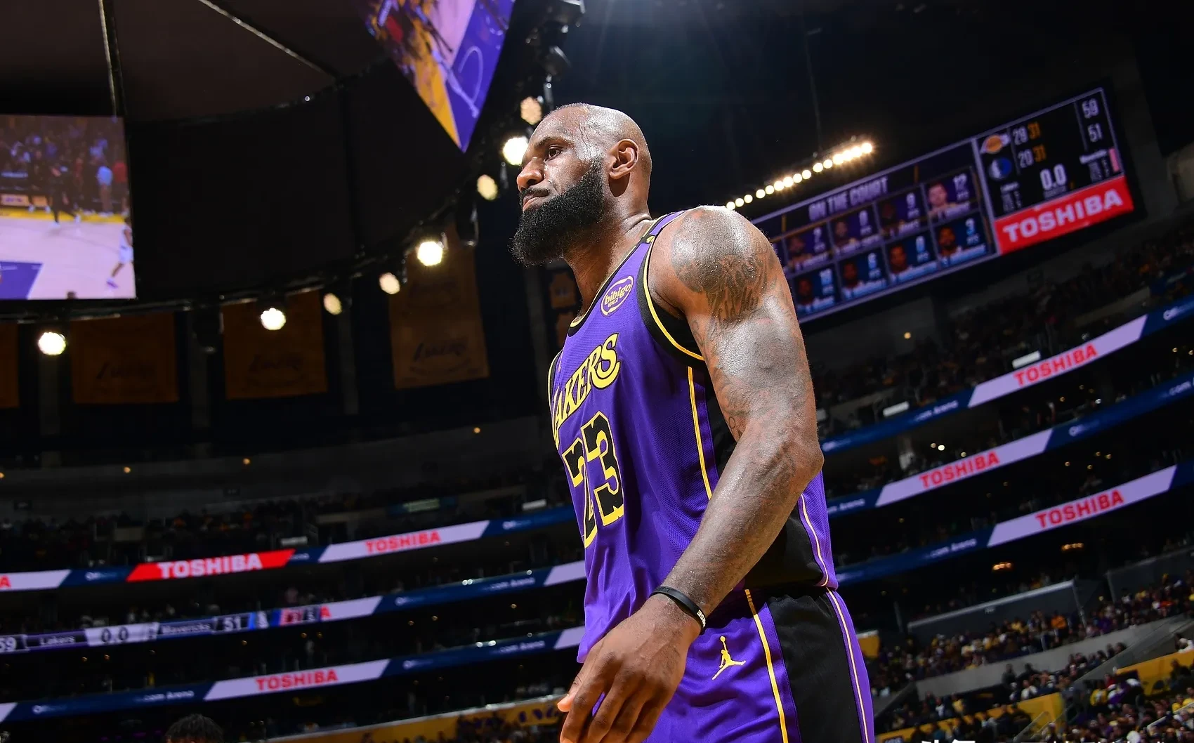 ayx-包含詹姆斯迎来三赛季出色发挥，切尔西观众热烈欢呼！全场沸腾不已的词条